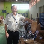 Tom MacCormack mostrando equipos para donación
