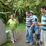La difirencia entre un petroglifo y  un sombreado, la explica  la señora Landao, a esta familia de visitantes..jpg foto 2.jpg wed side