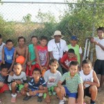 Melquiades Ortiz rodeado por un grupo de sus alumnos de la escuelita de fútbol Melquiades Ortiz rodeado por un grupo de sus alumnos de la escuelita de fútbol