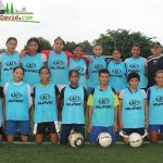 Cuerpo técnico con el equipo femenino de fútbol Estrellas Chiricanas, depués de un práctica en el estadio San Cristobal. web