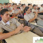 Estudiantes del IPT Abel Tapiero, observan mientras Aylin Sánchez recibe el cheque del IPACOOP