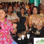 Damas escuchan con atención los consejos del facultativo Damas escuchan con atención los consejos del facultativo
