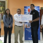 Alcibiades Martínez recibe de manos de Jayson Pastor cheque por 5 mil dólares (2)web Alcibiades Martínez recibe de manos de Jayson Pastor cheque por 5 mil dólares (2)web