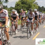 Ciclistas durante el ascenso de la carrera más larga. Ciclistas durante el ascenso de la carrera más larga.