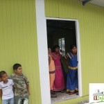 Familia en su nueva casa Familia en su nueva casa