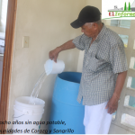 Tiene que cargar agua de los posos para sus necesidades.. Tiene que cargar agua de los posos para sus necesidades..