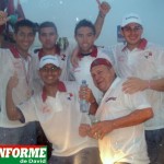 Bajo la lluvia, los campeones saludaron a su pueblo. Bajo la lluvia, los campeones saludaron a su pueblo.