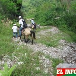 Residentes atraviesa trochas de difícil acceso, sortean barrancos y precipicios.. Residentes atraviesa trochas de difícil acceso, sortean barrancos y precipicios..